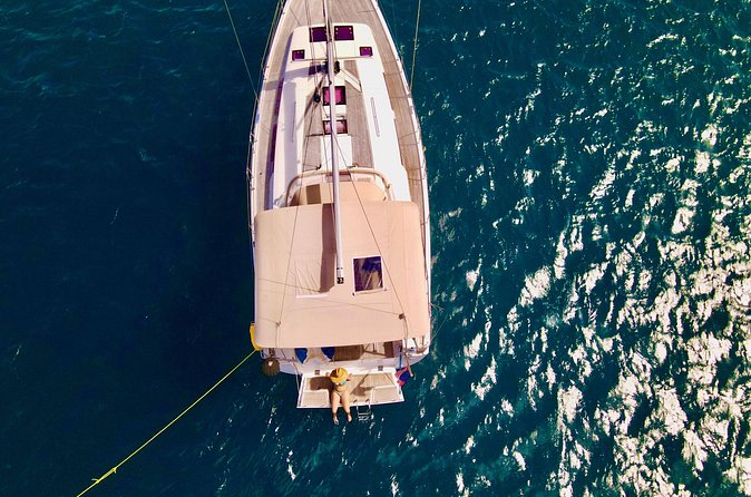Christmas Cove and Pizza Pi Happy Hour Sail Tour - Happy Hour Drinks and the Fully Stocked Bar